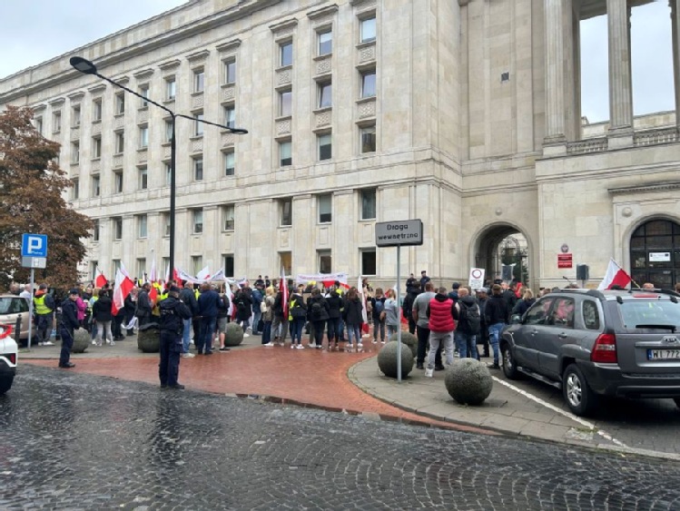 Rolnicy protestują przed Ministerstwem Rolnictwa